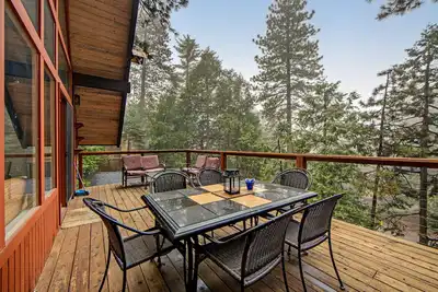 Image de Beautiful, dog-friendly cabin with large decks, forest views, jetted tub, & more