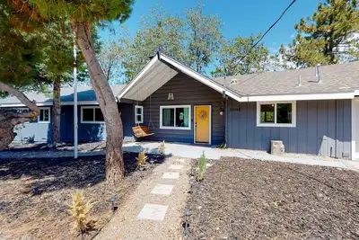 Image de Charming home with full kitchen, fireplace, grill, & viewing deck