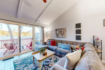 Image de Sunlit dog-friendly home with central Ac, deck, & fireplace - near golf & trails