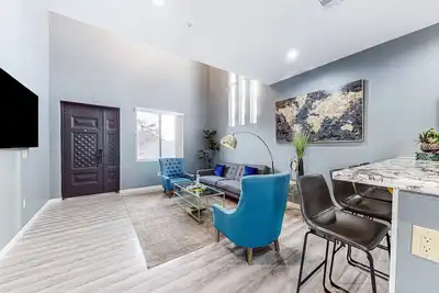 Image de Stylish & modern dog-friendly townhome with lovely balcony - near parks & golf