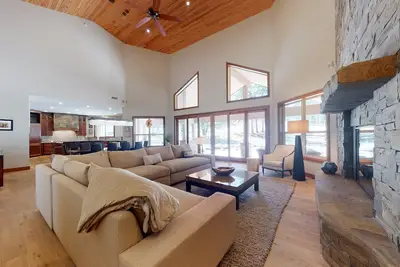 Image de Elegant Flagstaff Golf Club estate with exquisite views, fireplace