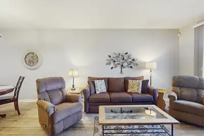 Image de Lakefront condo with private washer/dryer, central Ac & heated pool