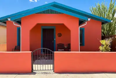 Image de Southwestern home in a great downtown Tucson location w/ furnished patio & yard