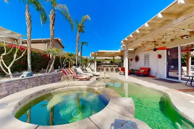 Image de Luxe and spacious retreat with a pool, pool spa, firepit, grill, game room, & Ac