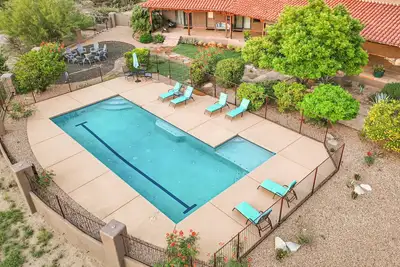 Image de Tucson ranch home with private pool, hot tub, gourmet kitchen, & patio