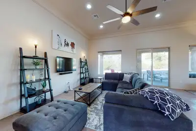 Image de Updated home with mountain views, a private patio, grill, Ev charger, W/D, & Ac