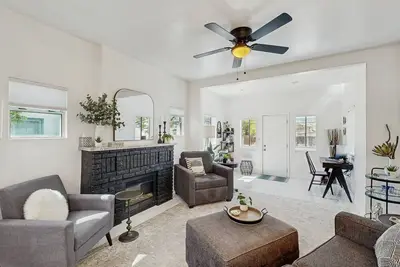 Image de Beautifully renovated, centrally located historic Tucson property!