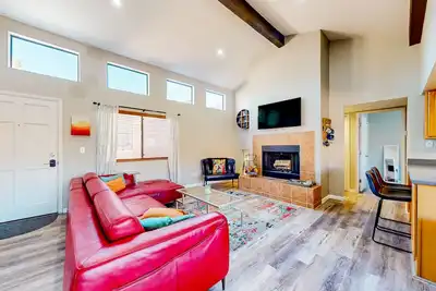 Image de Mountain view stay with fireplace, resort-style amenities, central Ac, & W/D