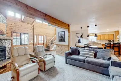 Image de Charming dog-friendly home with covered deck, W/D, & mountain view