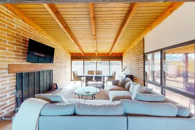 Image de 8-acre desert retreat with amazing views, private outdoor living, Ac & W/D