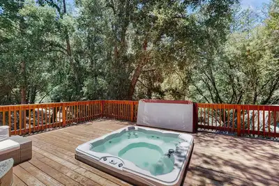 Image de Fantastic wooded escape with private hot tub, WiFi & deck