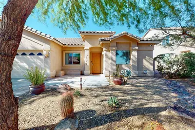 Image de Home with private outdoor space, grill, central Ac, & washer/dryer