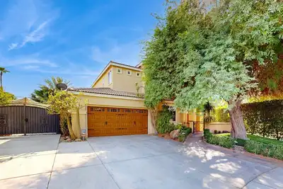 Image de Beautiful home with private pool, outdoor kitchen & enclosed yard