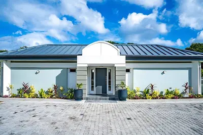 Image de Spacious villa in a quiet location close to benches, shops and other amenities