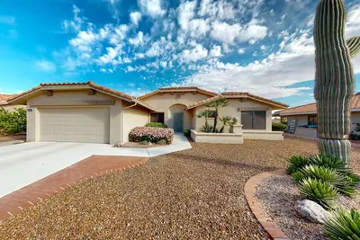 Image de Radiant desert stay with pool and tennis access - mountain views, dogs ok