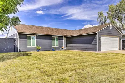 Image de Single-level dog-friendly home with private pool, grill, enclosed backyard, & Ac