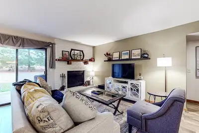 Image de Stylish ground floor condo - patio, pool, fireplace, full kitchen & washer/dryer