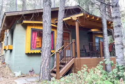 Image de Cozy Cabin in amazing location near the creek w/ two lofts, wifi, & W/D