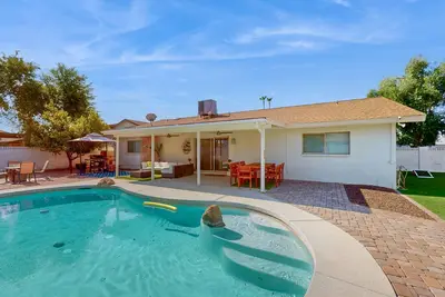 Image de Designer getaway with private pool, firepit, walled yard & Rv parking