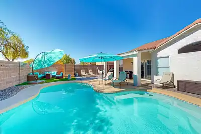 Image de This charming, single-level home in Chandler is the ideal spot for families