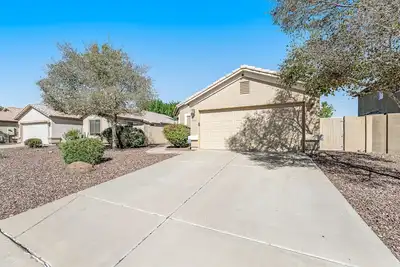 Image de Spacious home with private heated pool with waterfall, putting green & firepit