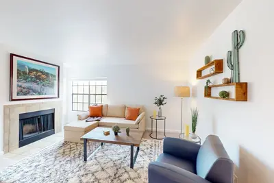 Image de Mountain-view condo with private balcony + on-site pool, tennis/pickleball