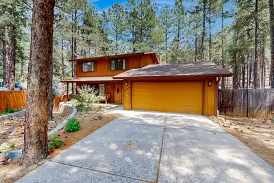 Image de Lavish retreat with game room, tranquil porch & scenic yard-near skiing & dining