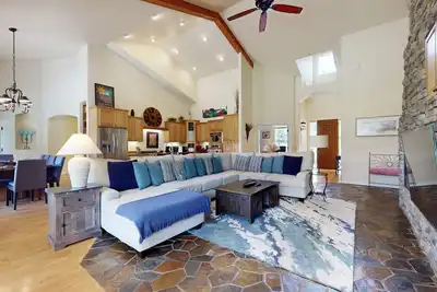 Image de Lavish home with dual living areas & golf course views near skiing and dining