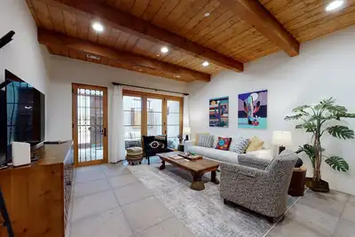 Image de Delightful Desert Gem W/ High-Speed WiFi, Modern Art, & Balcony - Dogs Welcome