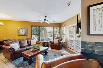 Image de Snowbird-friendly condo w/shared heated outdoor pool, hot tub & tennis