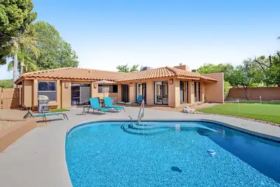 Image de Inviting home with a private pool, fast WiFi, central A/C & a washer/dryer