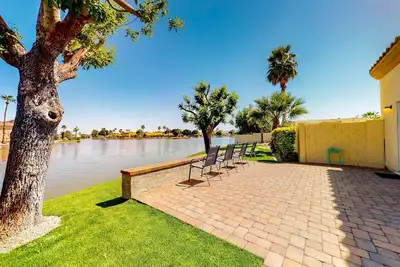 Image de Lakefront home with private pool, kayak, cornhole, & pool table