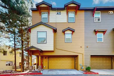 Image de Modern Townhome with high-speed WiFi, W/D, deck, full kitchen, & great location