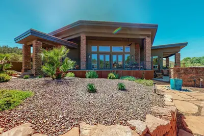 Image de Custom luxury home with Cathedral Rock views, outdoor living, hot tub, & firepit