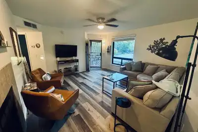 Image de Sunlit condo with central Ac, W/D, pools, hot tubs & fitness area
