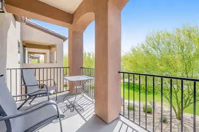 Image de Spacious townhouse with fast WiFi, central Ac, washer/dryer, pool, & hot tub