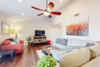 Image de Sunny South Tempe gem with enclosed yard, covered lanai, grill, & washer/dryer