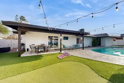 Image de Fun-filled desert oasis with fast WiFi, central Ac, private pool & enclosed yard