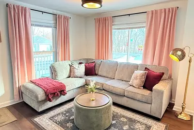 Image de Modern Cape Cod - King Bed - 15m from Intel