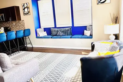 Spacious Newark Retreat -2 Full Beds, Workspace & Mini Fridge + Ac