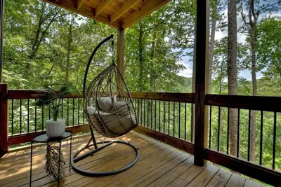 Image de Valhalla - Brand New! Dog-friendly 3br cabin in Ellijay with river views.