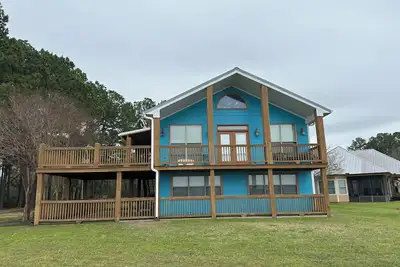 Image de Stunning 4 Br, 3 Ba sanctuary where the beauty of the lake meets modern comfort.