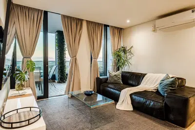 Image de Rooftop stay Above the City 2bdr