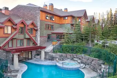 Image de 7 miles from Banff National Park, stay in this picturesque wilderness retreat