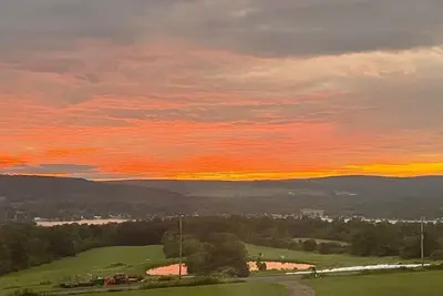 Image de Wine Trail Retreat | Lake Views | Fire Pit | 12