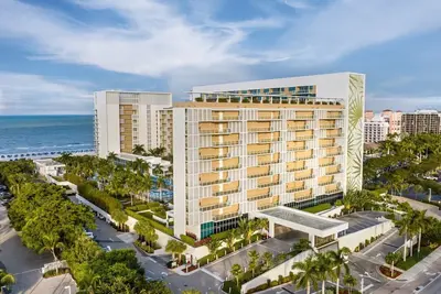 Image de 2 Bedroom, 2 bathroom Villa, poolside floors 3-5. On Marco Island