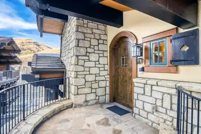 Image de 🏔️ Luxury Vail Village Chalet | Steps from Gondola One 📍 151 Vail Road, Unit 10