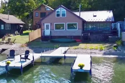 Image de Cozy Cove 3-bedroom cottage, lake front with dock and flat parking in Pulteney