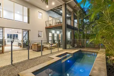 Surfmist by the Beach – Pet Friendly with Pool