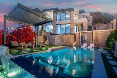 Image de Panoramic City Views • Modern Infinity Pool